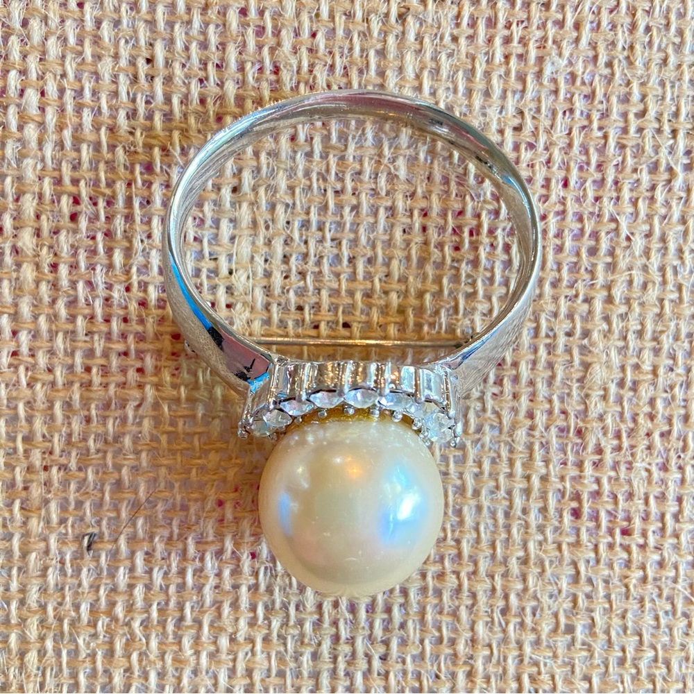 Ring shaped brooch pin with faux pearl and clear rhinestones in silvertone metal